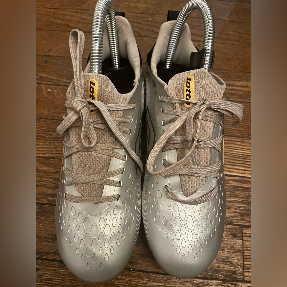 Umbro Silver/Black/Gold Soccer Shoes with Gold Logo size 2.5Y - Picture 3 of 8